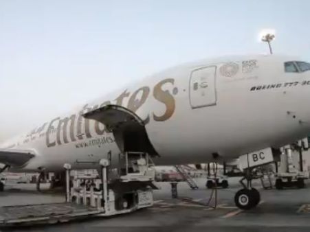 ఆపన్న హస్తం: వరదబాధితుల కోసం 175టన్నుల నిత్యావసరాలను మోసుకెళ్లనున్న ఎమిరేట్స్ విమానం