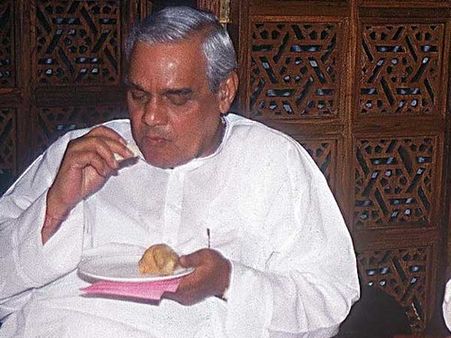 అటల్ భోజన ప్రియుడే.: హైదరాబాద్ బిర్యానీ, ఎన్టీఆర్ ఇడ్లీ! మాధురీతో మాటల్లో పెట్టి గులాబ్‌జాం మాయం!