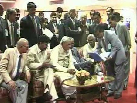 హైటెక్ సిటీని ప్రారంభించింది వాజపేయినే: సిటీకి 4సార్లు, టాక్సీలో వచ్చి..!, ఎన్టీఆర్‌కుమద్దతుగా