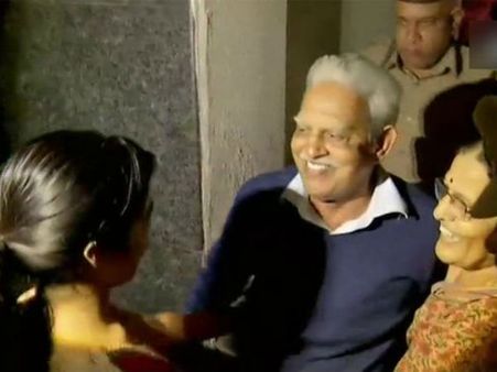 భారీ భద్రత నడుమ హైదరాబాద్‌కు వరవరరావు: 6 వరకు గృహ నిర్బంధం