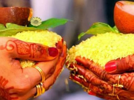అక్షితలు తలపైనే ఎందుకు వేస్తారు? సైంటిఫిక్ కారణం ఉందా?