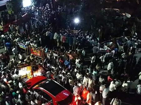 క్రిటికల్‌గా కరుణానిధి ఆరోగ్యం: ఆసుపత్రికి గడ్కరీ, తరలివస్తున్న కార్యకర్తలు