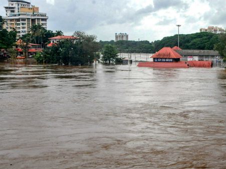 కేరళలో భారీ వర్షాలు, వరదలు: ఒకే రిసార్టులో 60 మంది పర్యాటకులు, అమెరికా వార్నింగ్ !