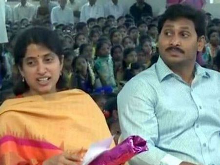 నిందితురాలిగా జగన్‌ సతీమణి భారతి పేరు... ఇదే మొదటిసారి:అసలేం జరిగిందంటే?