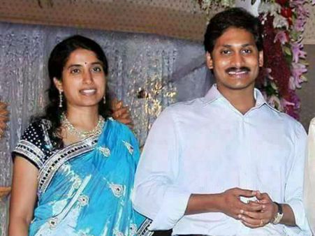 అక్రమాస్తుల కేసులో ముద్దాయిగా భారతి పేరు: ఇంత దారుణమా... షాకైన జగన్