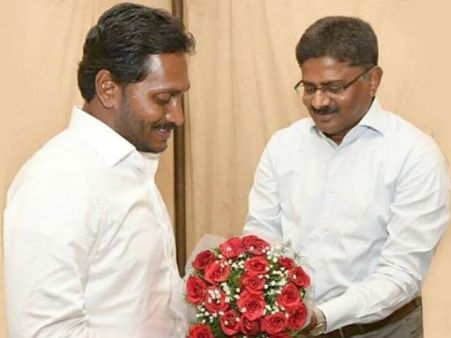 జగన్‌ని కలిసిన మాజీ డీజీపీ: విజయసాయి రెడ్డికి షాకిచ్చిన సాంబశివరావు