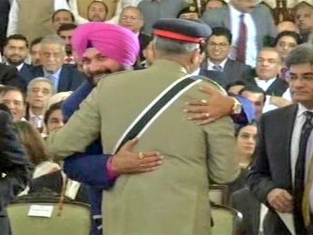 సిద్ధూ కౌగిలించుకున్న కొద్ది రోజులకే: భారత్‌పై పాక్ ఆర్మీ చీఫ్ తీవ్ర వ్యాఖ్యలు