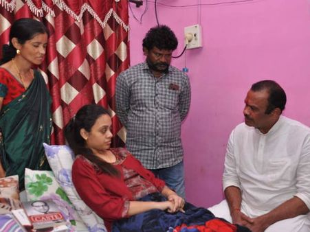 బాధాకరం, కఠిన చట్టాలు రావాలి: అమృతకు కోమటిరెడ్డి పరామర్శ, కౌసల్య ఓదార్పు