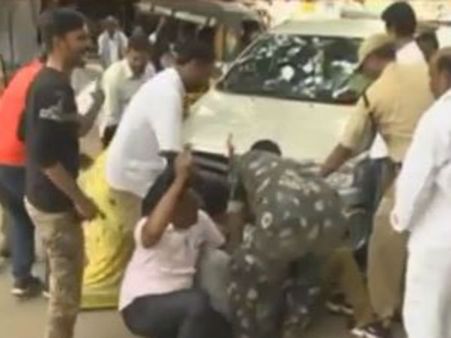 కడప సెగ: కేంద్రమంత్రి కారును అడ్డుకున్న సీమ నేతలు, బూటు విసిరిన మహిళ