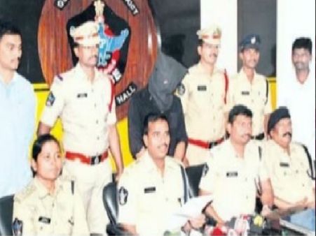 ఎంటెక్ చదివి ఏం చేశాడో చూడండి!...ఆ పాడు పనితో లక్షలు సంపాదించాడు:చివరకు ఇలా దొరికేశాడు