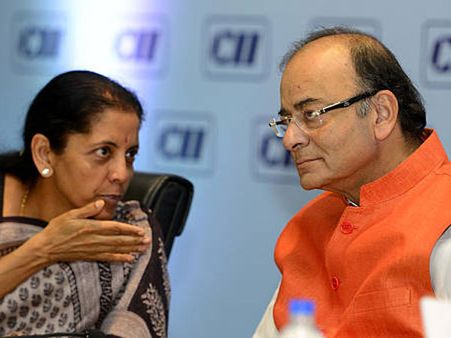 రాఫెల్‌పై ఫ్రెంచ్ ప్రభుత్వం వివరణ ఇచ్చినా: కాంగ్రెస్‌ను ఏకేసిన నిర్మలా సీతారామన్, జైట్లీ