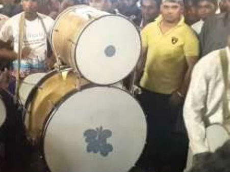 ఢీంచ‌క‌.!.ఢీంచ‌క‌..!ఢీంచ‌క‌..! ఓ ప‌క్క బ్యాండ్ తో ఉర్రూత‌లు..! మ‌రో ప‌క్క ఆక‌లితో అల‌మ‌టింపులు..!!