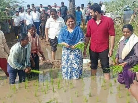 ఇక్కడే ఆనందం: పంట పొలాల్లో నాట్లు వేసిన అఖిలప్రియ దంపతులు