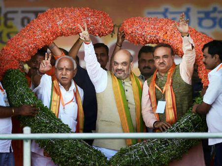 కర్ణాటకలో బీజేపీ ప్రభుత్వం, మహారాష్ట్ర సీఎంతో కాంగ్రెస్ మంత్రి భేటీ, 11 మంది జంప్!