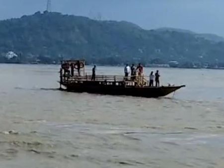 ఘోర పడవ ప్రమాదం: ముగ్గురు మృతి, 26మంది గల్లంతు