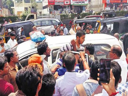 రాష్ డ్రైవింగ్! బైక్ ఆపినందుకు ట్రాఫిక్ పోలీసుపై టీనేజర్ దాడి, వీరంగం సృష్టించాడు