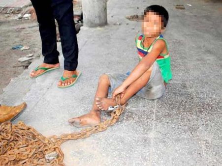 దారుణం: గొలుసులతో ఈ కుర్రాడిని ఎందుకు కట్టేశారో తెలిస్తే షాక్ అవుతారు