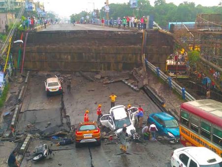 కోల్‌కతాలో ఘోర ప్రమాదం: రైల్వే పట్టాలపై కూలిన బ్రిడ్జి, శిథిలాల కింద వాహనాలు