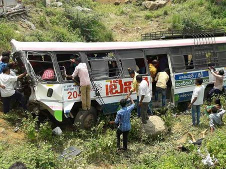 కొండగట్టు ప్రమాదం: బస్సుకు ఫిట్నెస్ లేదు, బ్రేకులు ఫెయిల్, విరిగిన స్టీరింగ్.. కండక్టర్ కంటతడి