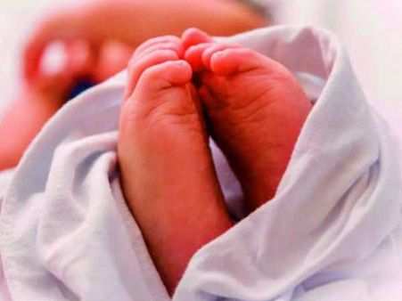 అసలు వీడు తండ్రేనా: పాప పుట్టిందని ఇంటిపై నుంచి విసిరేశాడు