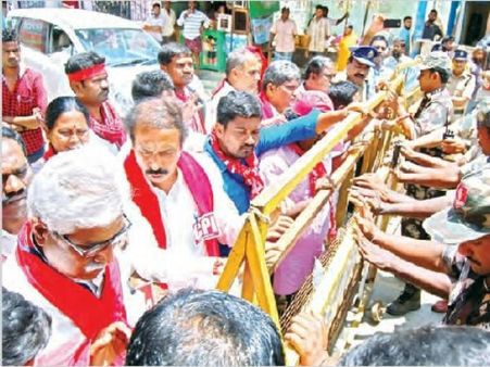 నారావారిపల్లిలోకి వారికి నో ఎంట్రీ!: పోలీసులు ఆపేస్తే వీళ్లు హెచ్చరించారు