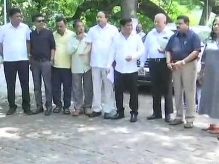 గవర్నర్ జీ ఒక్క ఛాన్స్ ప్లీజ్: గోవాలో ప్రభుత్వ ఏర్పాటుకు కాంగ్రెస్ వినతిపత్రం