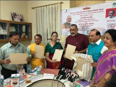 ఇంట్రెస్టింగ్: ఆవుపేడ నుంచి పేపర్ ఉత్పత్తి... ఆవిష్కరించిన కేంద్ర మంత్రి గిరిరాజ్ సింగ్