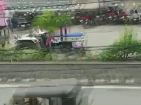 ఓ వైపు టీఆర్ఎస్ సభకు పరుగు!: బైక్-ట్రాలీ ఢీకొని గాల్లోకి ఎగిరి... (వీడియో)