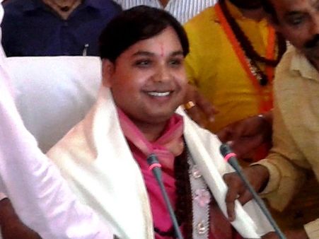 మోడీకి ఆధ్యాత్మిక గురువునంటూ వీఐపీ సౌకర్యాలు పొందుతున్నాడు: చివరకు అరెస్ట్