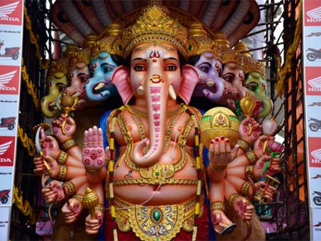 కానుకలు: ఖైరతాబాద్ గణనాథుడికి 580 కిలోల లడ్డూ ..ముంబై విఘ్నేశ్వరుడికి 70 కిలోల బంగారం