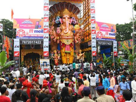 కొలువుదీరిన ఖైరతాబాద్ గణనాథుడు: ప్రత్యేకతలెన్నో, భారీగా తరలివచ్చిన భక్తులు