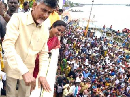 పుష్కరాల ప్రమాదానికి చంద్రబాబు కారణం కాదు: భక్తుల పిచ్చి, వారి దుష్ప్రచారమే