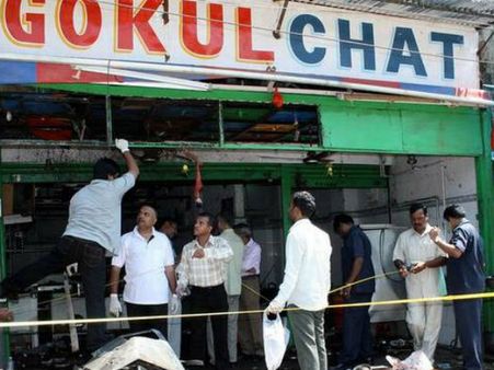 హైద్రాబాద్ జంటపేలుళ్లు: ఇద్దరిని దోషులుగా తేల్చిన కోర్టు, మరో ఇద్దరిపై ఆధారాల్లేవని...