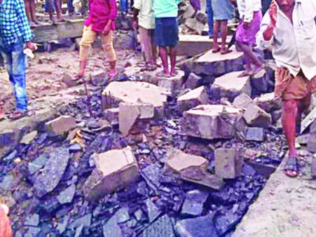 ప్రకాశం జిల్లా:గ్రానైట్‌ ఫ్యాక్టరీ షెడ్డు కూలి ముగ్గురు మృతి, 10 మందికి గాయాలు