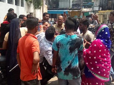 ధూల్‌పేట ఎక్సైజ్ పీఎస్‌పై గుడుంబా వ్యాపారుల దాడి: సీఐపై చేయి చేసుకున్నారు!