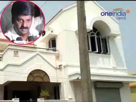 శశికళ దెబ్బ: చెన్నైలో 40 చోట్ల సీబీఐ సోదాలు, మంత్రి, డీజీపీ, మాజీ డీజీపీలకు షాక్ !