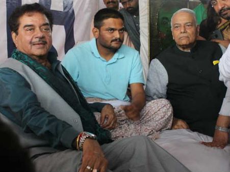 బతికి సాధిస్తా: 19వ రోజున దీక్ష విరమించిన హార్ధిక్ పటేల్