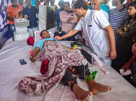 క్షీణిస్తున్న హార్ధిక్ పటేల్ ఆరోగ్యం...రాజకీయ పార్టీలనుంచి పెరుగుతున్న మద్దతు