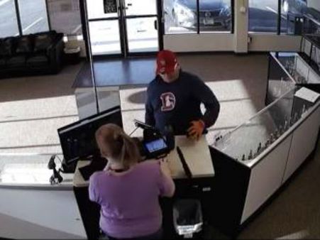 దొంగతనానికి వచ్చి గన్ పారేసుకొని.. ఫన్నీ వీడియో: బెడిసికొట్టిన ప్లాన్