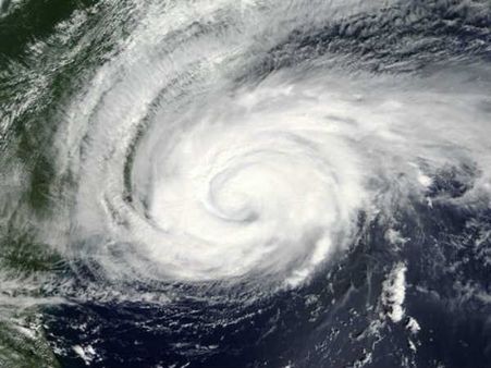 బలమైన గాలులు అంటూ రిపోర్టర్ ఓవరాక్షన్, నెటిజన్ల విమర్శలు