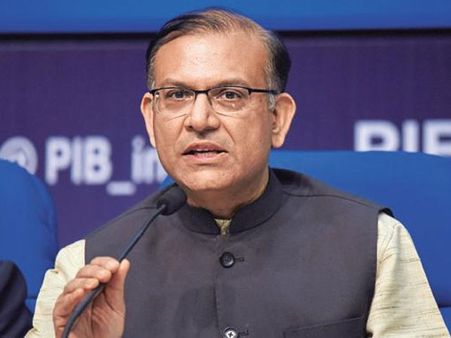 మంత్రి గారి మాట: ఆటోలో కంటే విమానంలోనే ప్రయాణించడం ఉత్తమం అట..!