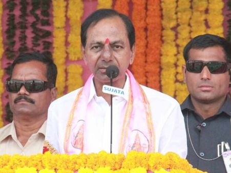 గుర్రాలతో తొక్కించారు, దెబ్బకు ఢిల్లీకి పరుగు.. సంతోషపడాలి కానీ: కేసీఆర్