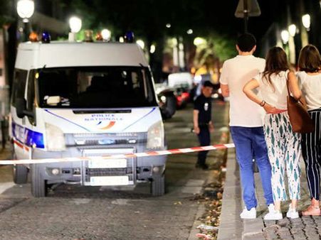 ప్యారిస్‌లో ఉన్మాది ఘాతుకం: కత్తితో దాడి, ఏడుగురికి తీవ్రగాయాలు