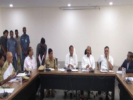 ఐఎఎస్ అధికారులతో స్పీకర్ కోడెల సమావేశం:కోడెలవి సిగ్గుమాలిన చర్యలంటున్న వైసిపి