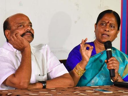 కొండా సురేఖ వెంట ఎంతమంది వెళ్తారు? రంగంలోకి నేతలు: 'కేసీఆర్ అప్పుడే పసిగట్టారు'