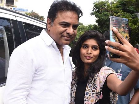 రోడ్డుపై సామాన్యుడిలా కేటీఆర్: సిగ్నల్ పడగానే కారు దిగి, వైష్ణవికి సెల్ఫీ