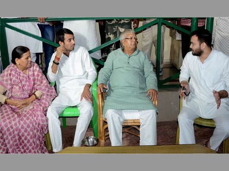 ఐఆర్‌సీటీసీ స్కాం షాక్: లాలూ, రబ్రీ, తేజస్వికి ఢిల్లీ కోర్టు సమన్లు