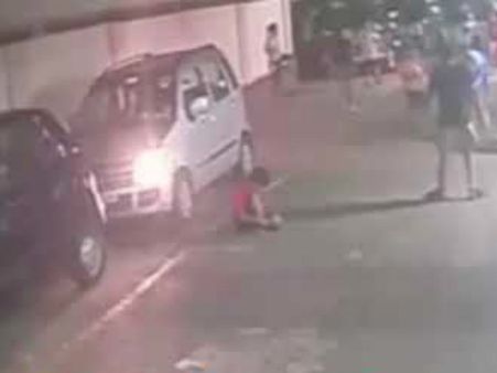 గ్రేట్ ఎస్కేప్: బాలుడిపైనుంచి కారు పోనిచ్చిన యువతి(వీడియో)