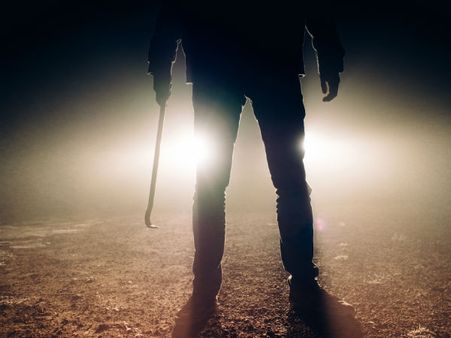 మహిళ విషయంలో గొడవ: హైదరాబాద్‌లో పోలీస్ వాహనం ముందే దారుణ హత్య