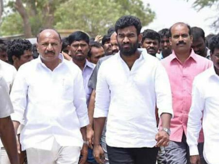 పరిటాల శ్రీరామ్‌పై కేసు నమోదు చేయండి: పోలీసులకు హైకోర్టు ఆదేశం